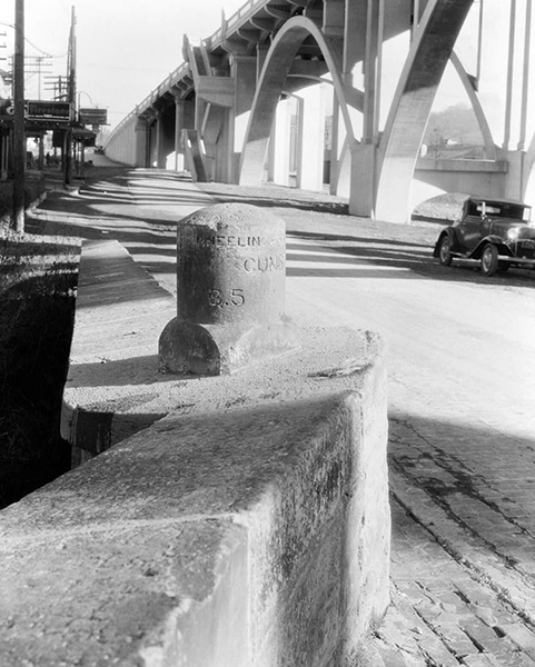 Milestone in the middle of the Blaine S-Bridge