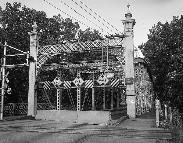 West portal of the Bridgeport Bridge.  Courtesy of the Library of Congress/Historic American Buildings Survey.