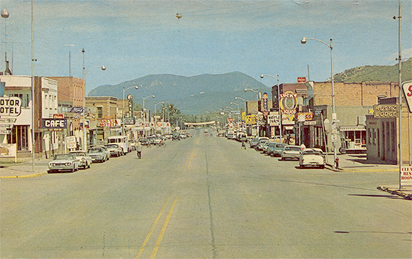 Looking west on Lincoln Avenue at 7th Street